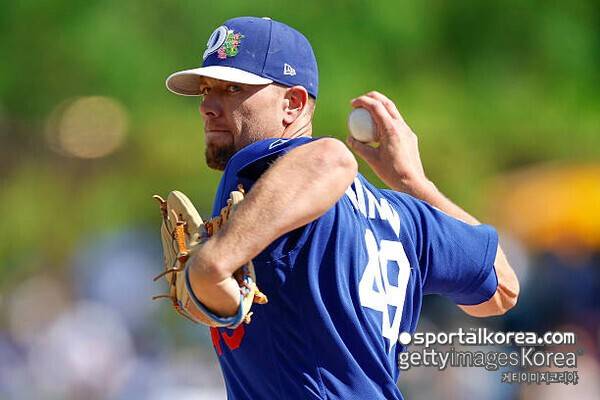 '로버츠 한숨 푹' 328억 이대로 허공으로? 공 2개 던지고 4점 헌납 '와르르'…설마 올해도 '불펜난' 오나