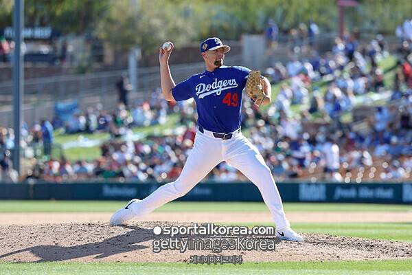 '로버츠 한숨 푹' 328억 이대로 허공으로? 공 2개 던지고 4점 헌납 '와르르'…설마 올해도 '불펜난' 오나