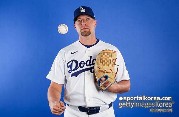 '로버츠 한숨 푹' 328억 이대로 허공으로? 공 2개 던지고 4점 헌납 '와르르'…설마 올해도 '불펜난' 오나