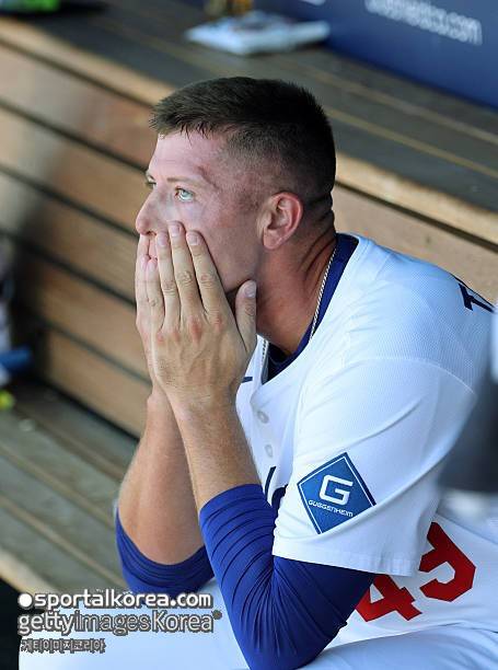 '로버츠 한숨 푹' 328억 이대로 허공으로? 공 2개 던지고 4점 헌납 '와르르'…설마 올해도 '불펜난' 오나