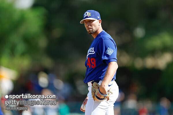 '로버츠 한숨 푹' 328억 이대로 허공으로? 공 2개 던지고 4점 헌납 '와르르'…설마 올해도 '불펜난' 오나