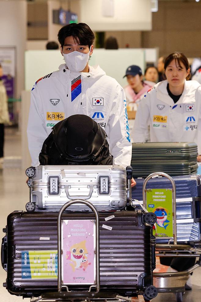 마스크 쓴 황대헌, 차가운 눈빛으로 귀국…진짜 ‘메가톤급’ 발언 쏟아내려나