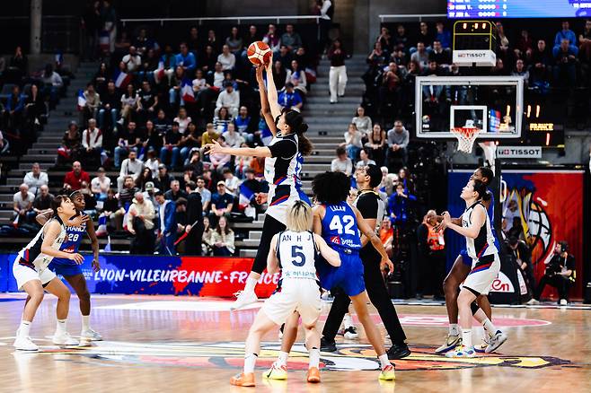 ‘졌잘싸’ 한국 여자농구, FIBA 랭킹 3위 프랑스에도 선전···전반 31-32 접전 끝 패배 ‘월드컵 기대감’