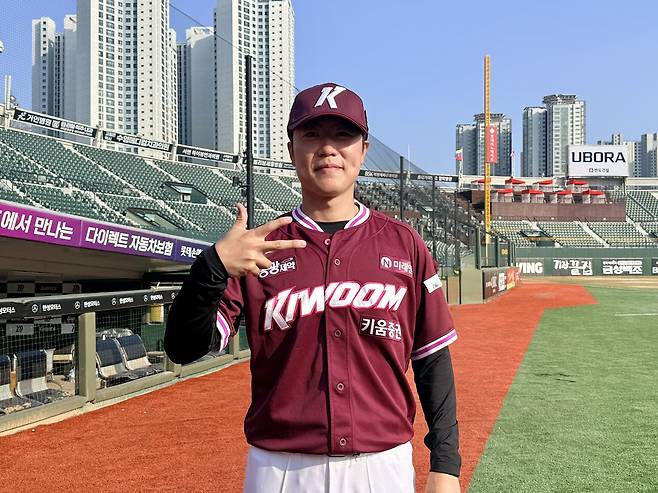 13년 정든 롯데 떠나고, 처음 찾은 사직 마운드서 고개 '꾸벅'→팬들 박수로 화답!