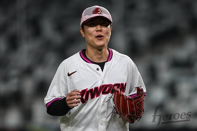 13년 정든 롯데 떠나고, 처음 찾은 사직 마운드서 고개 '꾸벅'→팬들 박수로 화답!