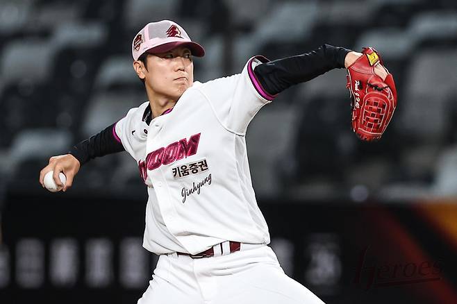 13년 정든 롯데 떠나고, 처음 찾은 사직 마운드서 고개 '꾸벅'→팬들 박수로 화답!