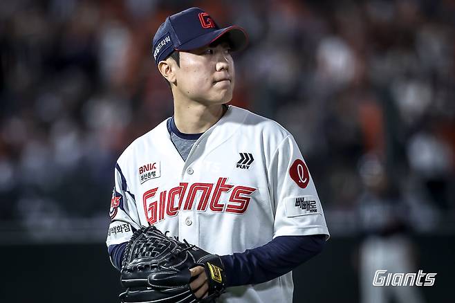 13년 정든 롯데 떠나고, 처음 찾은 사직 마운드서 고개 '꾸벅'→팬들 박수로 화답!