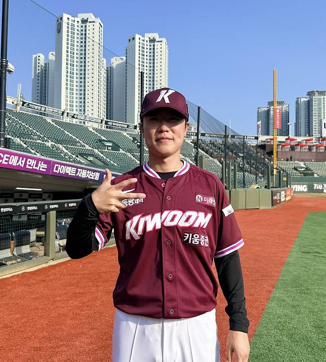 13년 정든 롯데 떠나고, 처음 찾은 사직 마운드서 고개 '꾸벅'→팬들 박수로 화답!