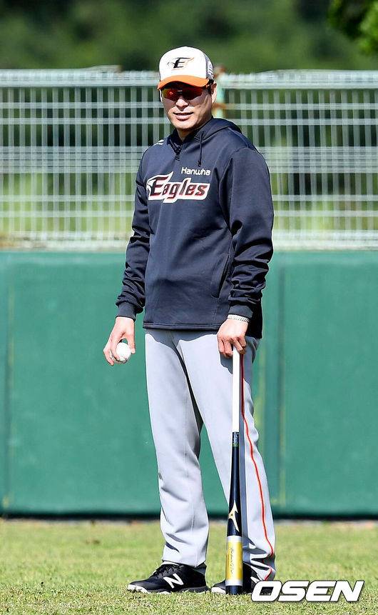 한화, WBC 기적의 8강 이끈 지도자 품다…강인권 QC 코치 전격 영입 “현장 요청 있었다” [공식발표]