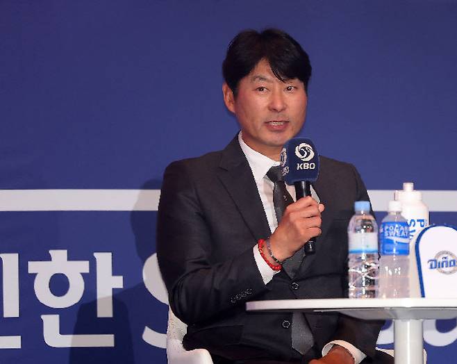 한화, 또 감독 출신 거물 지도자 영입...강인권 QC 코치 합류