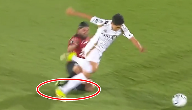 '일촉즉발' 손흥민 살인 태클 폭발했다…챔스 2차전도 발목 노린 더티 플레이에 몸싸움 → 옐로카드