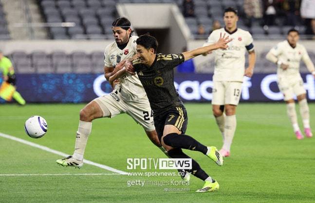 '일촉즉발' 손흥민 살인 태클 폭발했다…챔스 2차전도 발목 노린 더티 플레이에 몸싸움 → 옐로카드