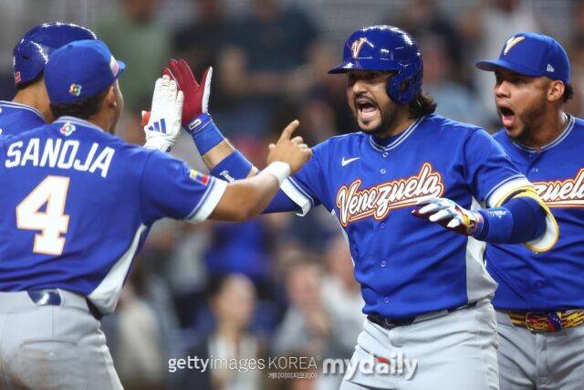 베네수엘라가 ‘마두로 매치’서 웃었다→美와 WBC 결승 3-2 승리→WBC 사상 첫 우승→수아레즈 9회초 결승 2루타 폭발