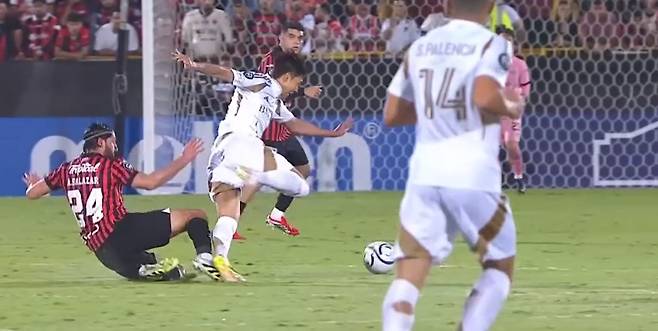 손흥민 살면서 이렇게 화낸 적 있었나…'담그려고' 작정한 태클, SON 분노 대폭발→쏘니까지 경고라니