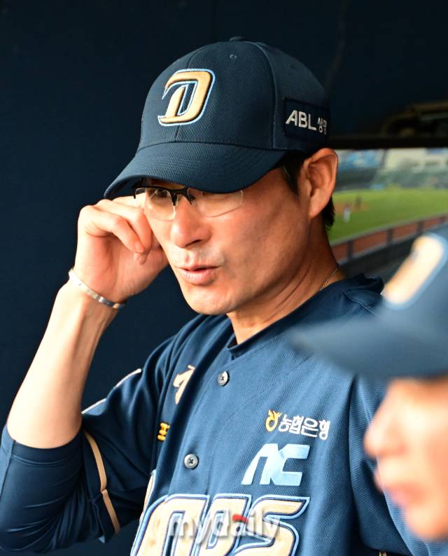 양상문에 김기태에 강인권까지…한화에 KBO 감독이 몇명이야, 결국 68세 김경문 리더십 ‘뭉쳐서 KS 우승까지’