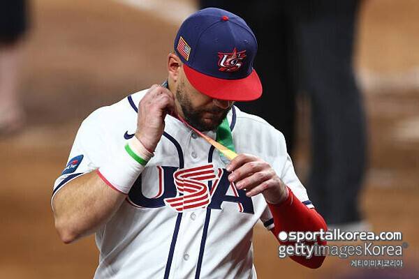 '메달을 휙' 15초 만에 벗어 던진 美 거포, 준우승 분풀이인가…