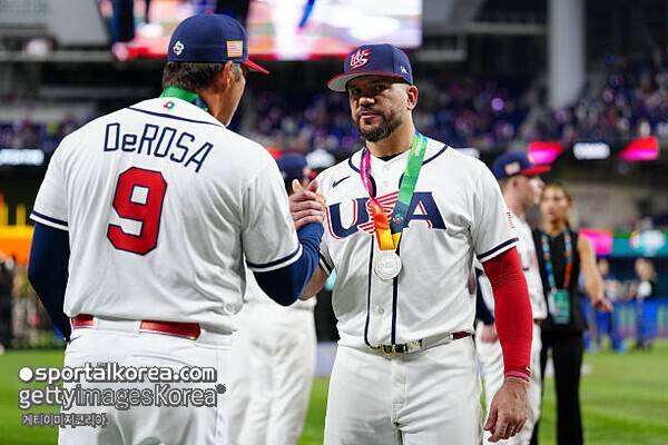 '메달을 휙' 15초 만에 벗어 던진 美 거포, 준우승 분풀이인가…