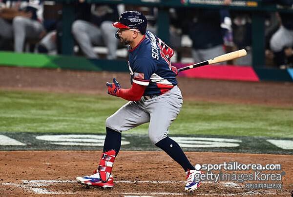 '메달을 휙' 15초 만에 벗어 던진 美 거포, 준우승 분풀이인가…