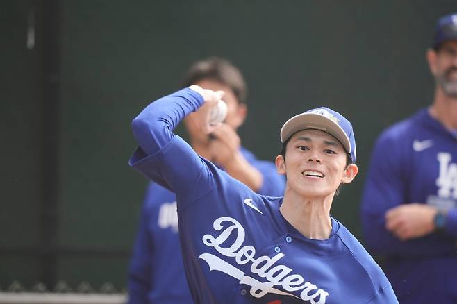 3회 강판→4회 또 등판→5회 또 강판. 160km 던졌는데 볼넷주고→홈런맞고→3실점. '애지중지' 사사키 언제 잘던지나