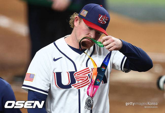 은메달 받자마자 목에서 빼버렸다, 얼마나 분했으면…미국 감독 또 궤변, 결승전에 왜 '165km 마무리' 아꼈나
