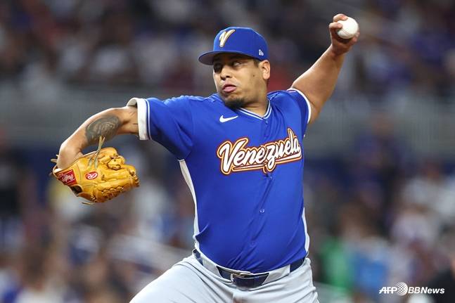 WBC 우승 메달 목에 건 산체스