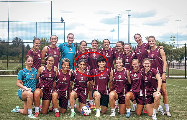 '이란 탈출→호주 망명' 女 축구선수 2명, 히잡 벗어던지고 '행복축구'…A리그 브리즈번과 합동훈련