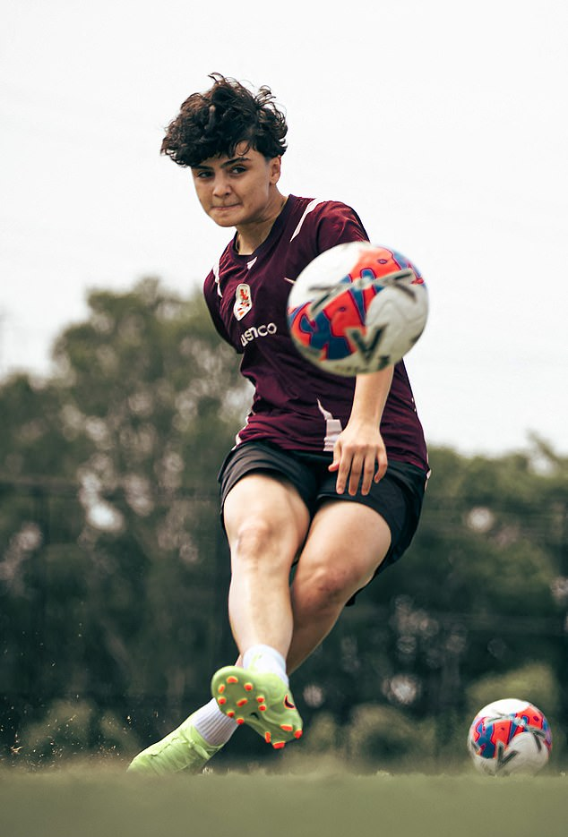 '이란 탈출→호주 망명' 女 축구선수 2명, 히잡 벗어던지고 '행복축구'…A리그 브리즈번과 합동훈련