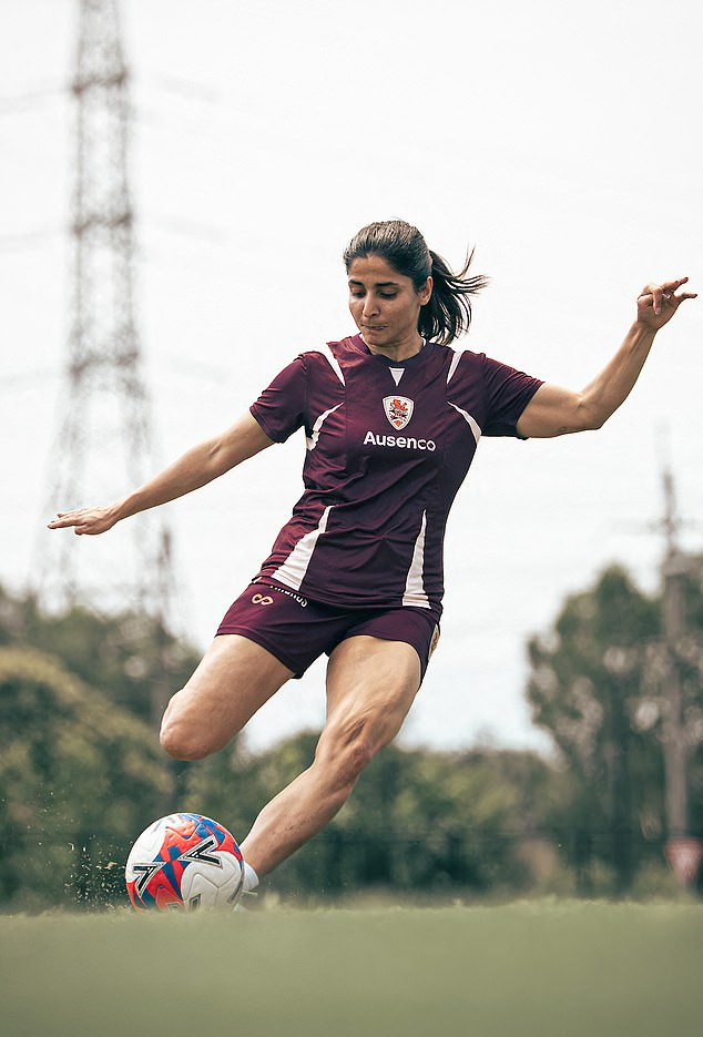 '이란 탈출→호주 망명' 女 축구선수 2명, 히잡 벗어던지고 '행복축구'…A리그 브리즈번과 합동훈련