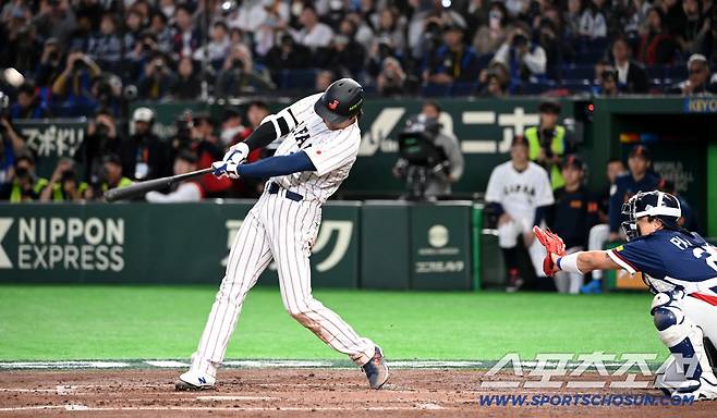 이러니 연봉에 관심 없지, '걸어다니는 중소기업' 우즈도 넘었다, 부수입만 2000억 육박 신기록