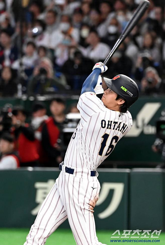 이러니 연봉에 관심 없지, '걸어다니는 중소기업' 우즈도 넘었다, 부수입만 2000억 육박 신기록