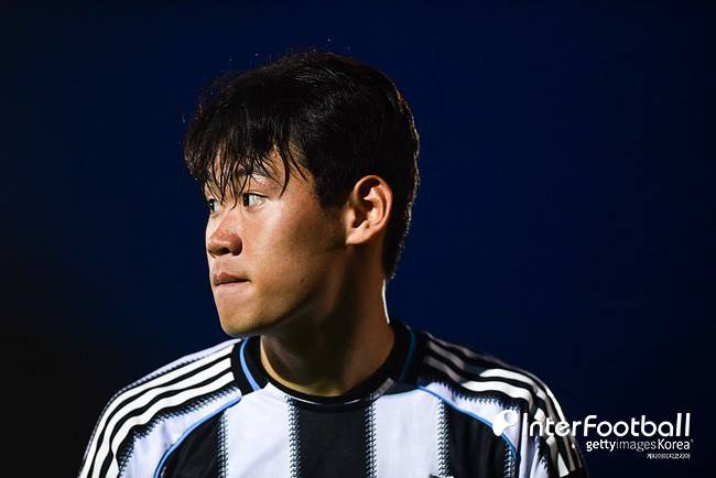 박승수가 차라리 낫다...'7실점 대패 원흉 지목' 뉴캐슬 역대 이적료 3위, 바르셀로나전 2골에도 욕 먹어