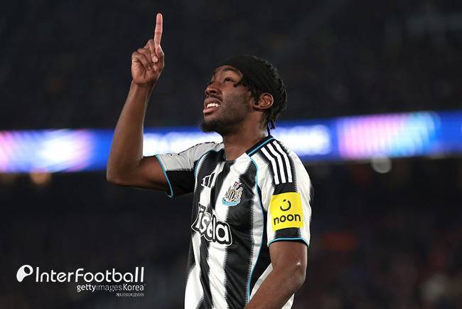 박승수가 차라리 낫다...'7실점 대패 원흉 지목' 뉴캐슬 역대 이적료 3위, 바르셀로나전 2골에도 욕 먹어