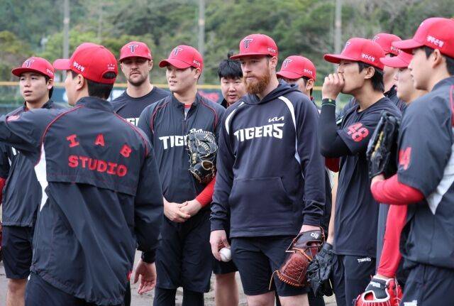 KIA에 10억원↑ 초고액 연봉자가 사라졌다…홍건희 6.5억원이 NO.2, FA 큰손으로 돌아온다? 이것이 관건