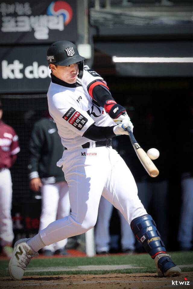 '132m 실화야?' 안현민, 복귀 첫 타석서 초대형 장외포 폭발…한국은 좁다 [MD수원]