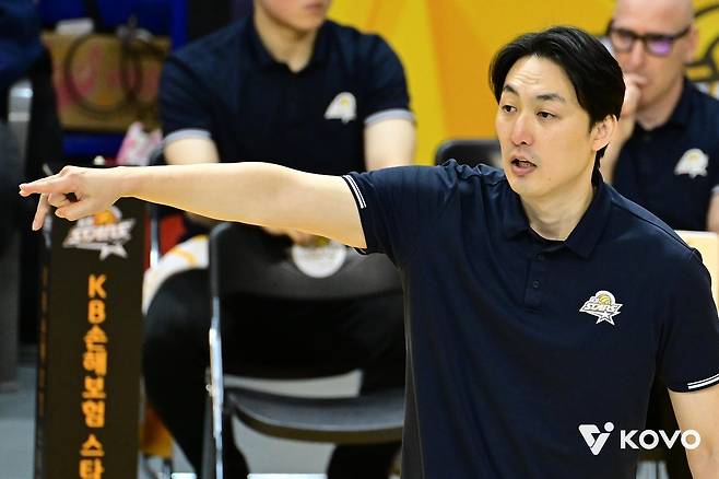 정규리그 성적표 받은 프로배구 감독대행 4명…누가 꼬리표 뗄까