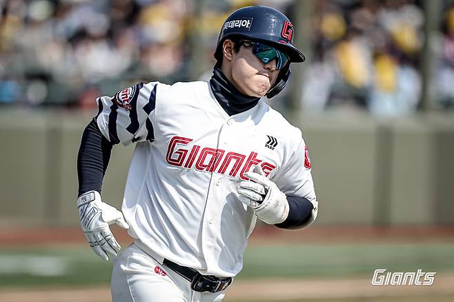 “롯데야! 그만 좀 쳐!” 사직 관중석에 울려 퍼진 행복한 비명…‘천적’ 로그 무너뜨린 화력쇼→‘봄데’ 느낌과 사뭇 다르다 [SS현장속으로]