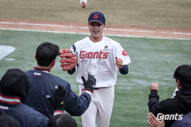 160km 직구·신인 패기, 롯데 승리 지킨다