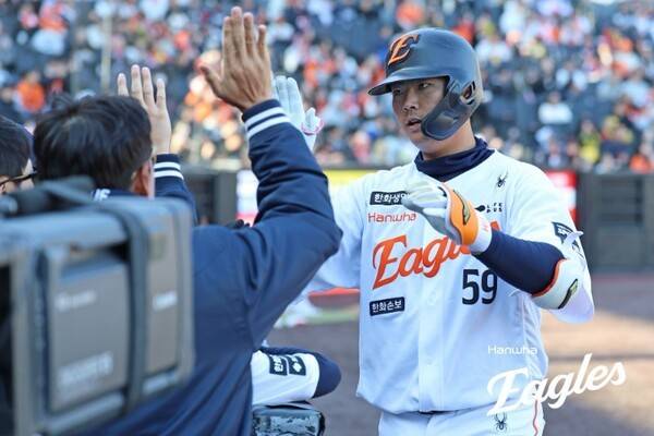 또 넘겼다! '4연타석 홈런' 한화 유망주, 4호 홈런→선두 수성+끝내기 발판…최재훈 후계자 경쟁 앞서가나