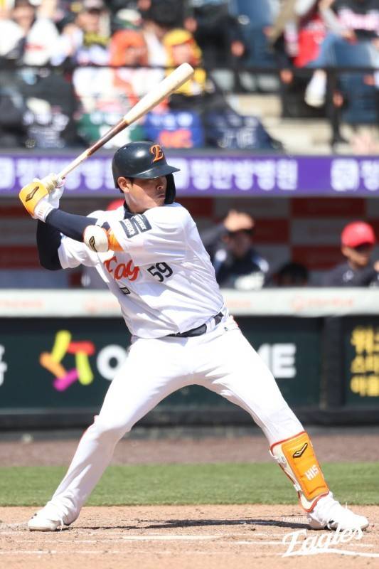 또 넘겼다! '4연타석 홈런' 한화 유망주, 4호 홈런→선두 수성+끝내기 발판…최재훈 후계자 경쟁 앞서가나