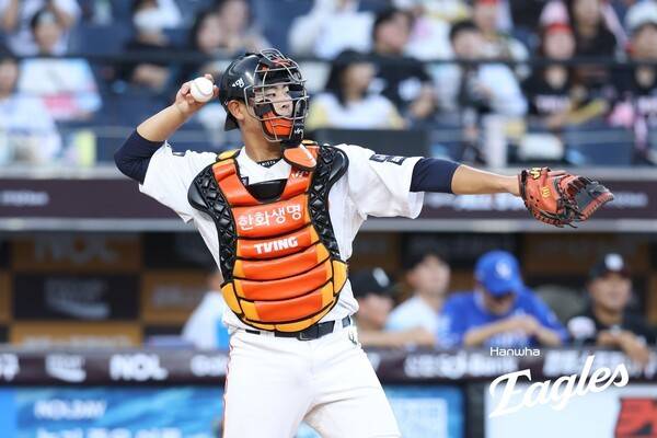 또 넘겼다! '4연타석 홈런' 한화 유망주, 4호 홈런→선두 수성+끝내기 발판…최재훈 후계자 경쟁 앞서가나