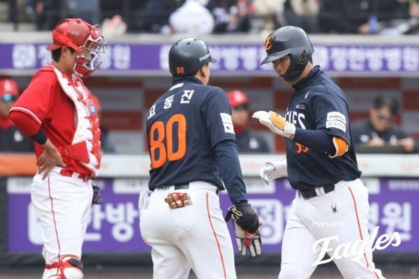 또 넘겼다! '4연타석 홈런' 한화 유망주, 4호 홈런→선두 수성+끝내기 발판…최재훈 후계자 경쟁 앞서가나