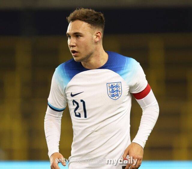 '한국 만나러 간다'…잉글랜드 대표팀 주장 출신, 유럽예선 PO 앞두고 국적 변경
