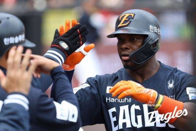 “너무 특별한 베네수엘라 WBC 우승, 한국 사람들 커피 좋아하잖아요?” 페라자 감격…日이기고 한화에 ‘커피 쐈다’[MD대전]