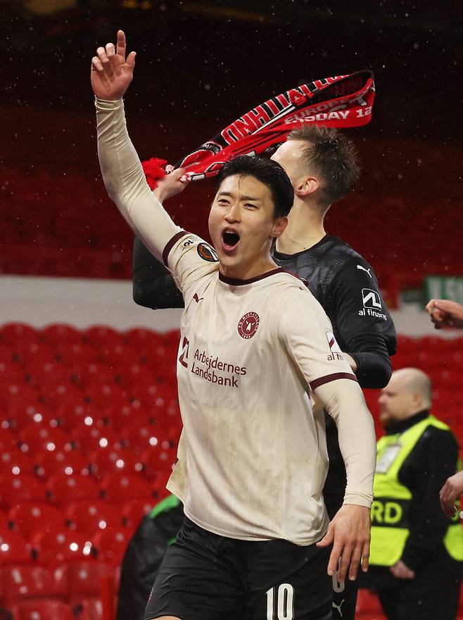 기어코 '영국 무대에서 골 넣었다' 조규성, 통한의 골대 강타…승부차기 1번 키커로 실축 → 미트윌란, 유로파리그 8강행 무산