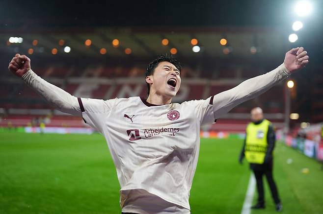 기어코 '영국 무대에서 골 넣었다' 조규성, 통한의 골대 강타…승부차기 1번 키커로 실축 → 미트윌란, 유로파리그 8강행 무산