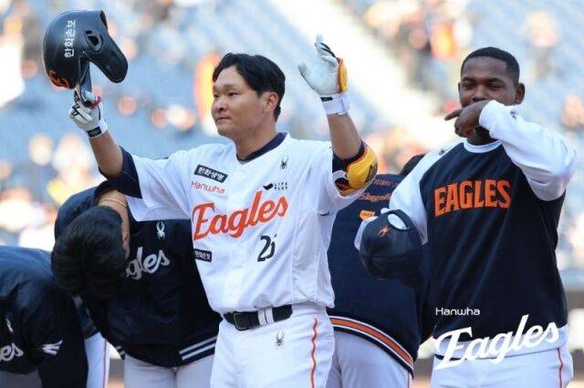 “어제 홈런 멋있었다, 깜짝 놀랐다” 김경문 함박웃음…김태연 끝내기포는 한화가 강해진다는 증거다[MD대전]