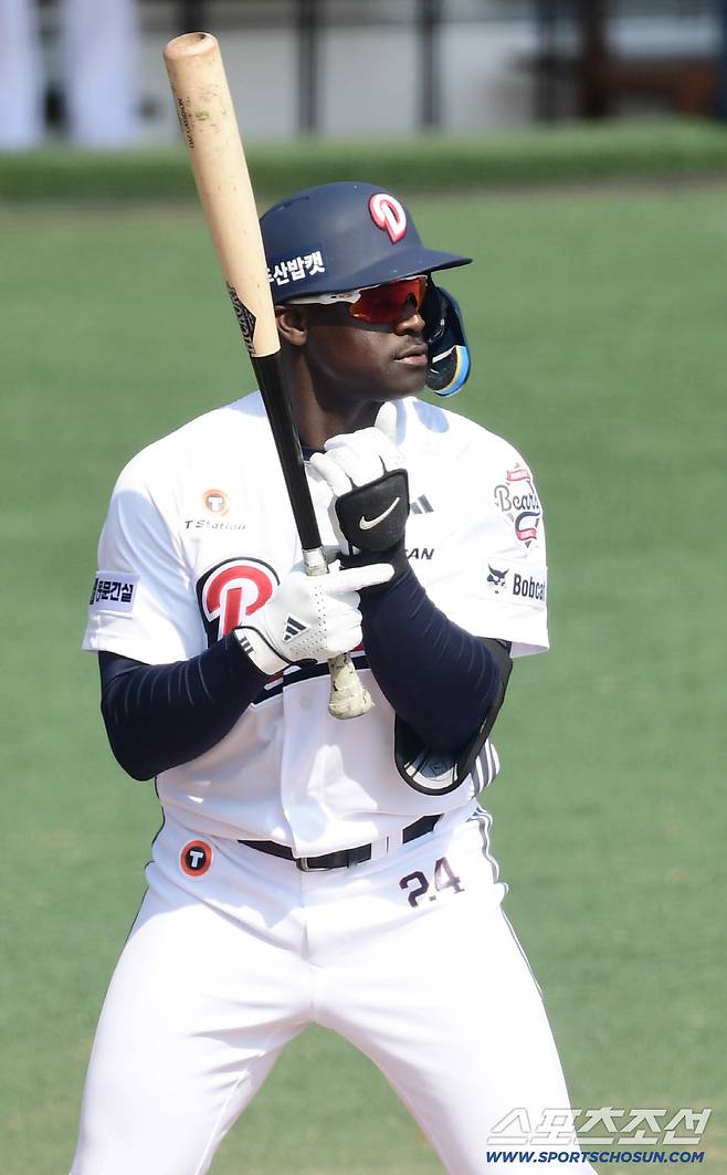 사직 백스크린 직격, 비거리 135m 실화냐...카메론 2G 연속 홈런, 두산 설렌다 [부산 현장]