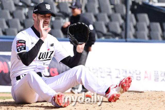 아뿔싸! 시범경기에서 큰 부상 피한 외인…'난 괜찮아!'라고 했지만 가슴 쓸어 내렸다 [곽경훈의 현장]