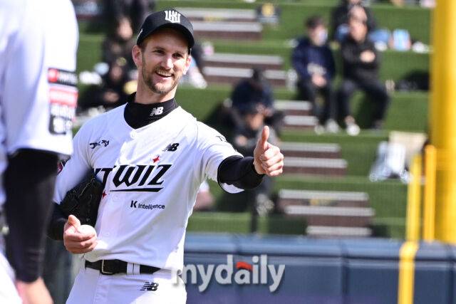 아뿔싸! 시범경기에서 큰 부상 피한 외인…'난 괜찮아!'라고 했지만 가슴 쓸어 내렸다 [곽경훈의 현장]