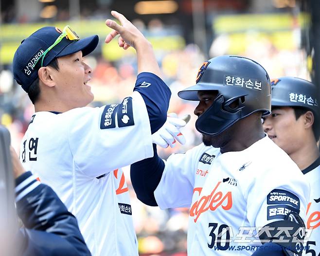 한화 타선 진짜 무섭다…'장단 18안타 폭발' KIA와 화력전 연이틀 승리 [대전 리뷰]